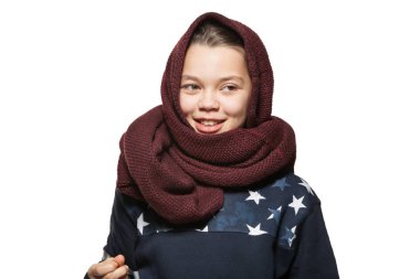 kafasına eşarp ile kız