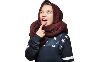 Küçük kız giyim kırmızı eşarp başında örgü