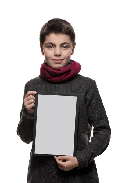 Portrait de garçon avec pull et écharpe — Photo