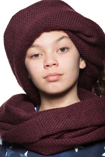 Flicka med en röd turban, porträtt — Stockfoto