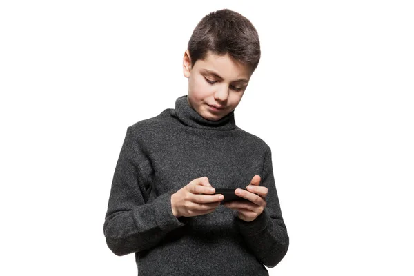 Menino adolescente com telefone inteligente — Fotografia de Stock
