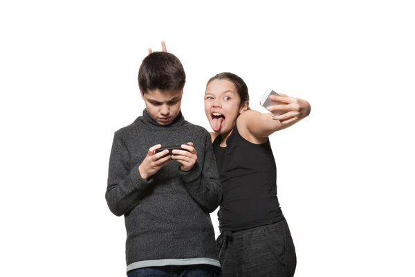 Мальчик и девочка с их смартфоном — стоковое фото