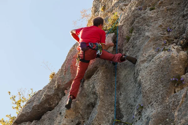 Man climbing on a limestone wall — Stock Photo, Image