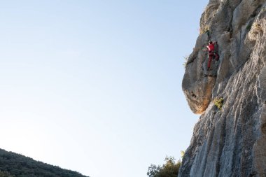 Adam kireçtaşı bir duvara tırmanıyor.