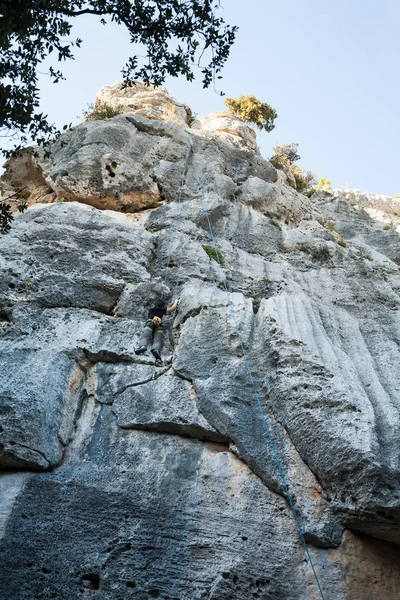 Boy climbing on a limestone wall — Stock Photo, Image