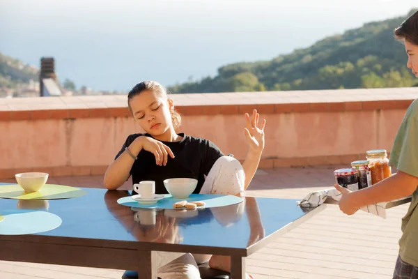 Chico trae desayuno a su hermana — Foto de Stock