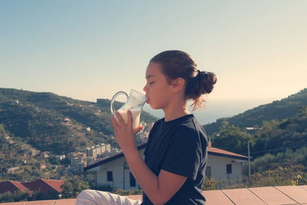 Mädchen trinkt Milch — Stockfoto