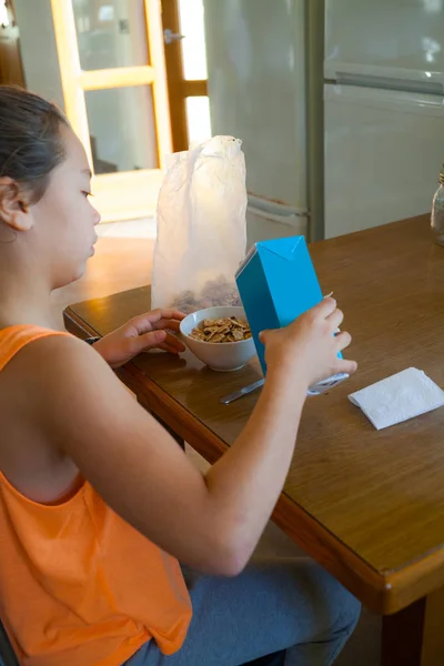 Desayuno de una niña — Foto de Stock