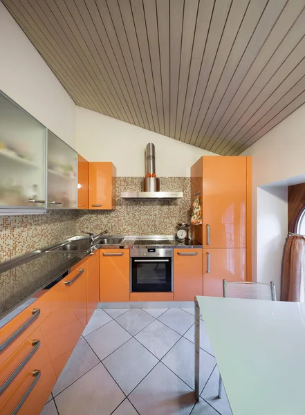 Interieur van een huis, binnenlandse keuken — Stockfoto