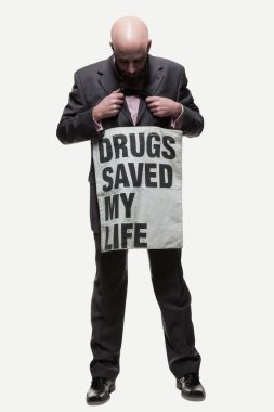 adam bir slogan gösterir