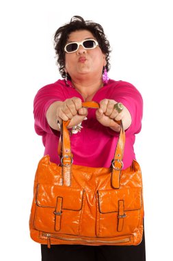 onun çantası ile neşeli kadın portresi