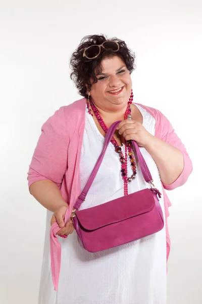 Porträt einer fröhlichen Frau mit ihrer Tasche — Stockfoto