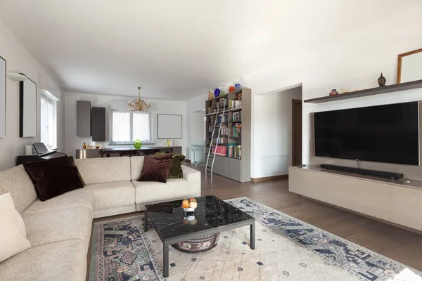 Wohnzimmer mit großen Sofas — Stockfoto