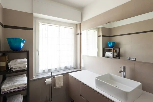 Koupelna, umyvadlo a zrcadlo — Stock fotografie