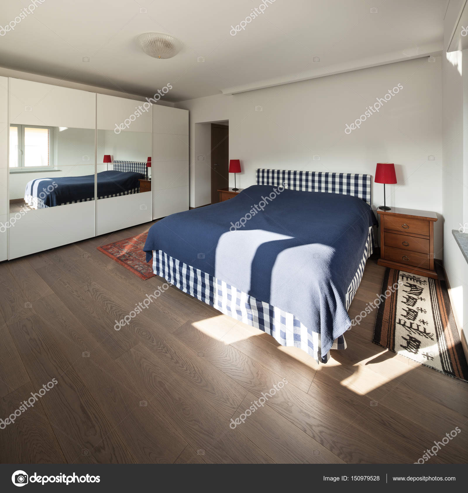 Schlafzimmer mit Holzboden — Stockfoto © Zveiger #150979528