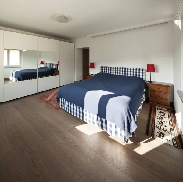 Ahşap zemin ile yatak odası — Stok fotoğraf