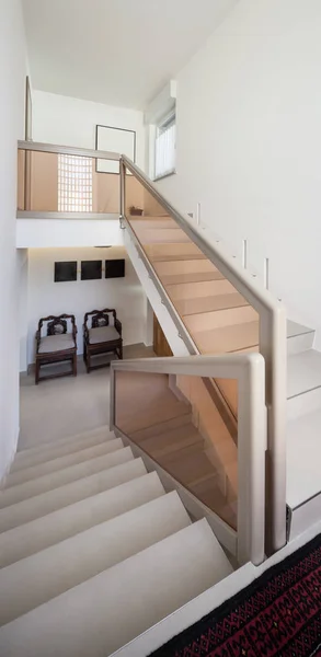 Intérieur, escalier et murs blancs — Photo