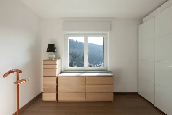 Interiér, dřevěné skříňce pod oknem — Stock fotografie