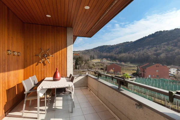 I en lägenhet med balkong — Stockfoto