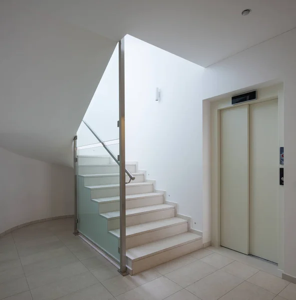 Stairs in a modern apartment, empty — Stock Photo, Image