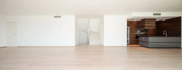 Порожня біла кімната з коричневою кухнею — стокове фото