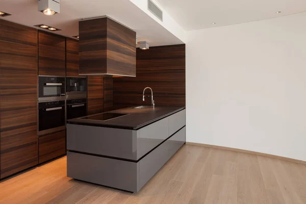 Широкая коричневая кухня в современной квартире — стоковое фото