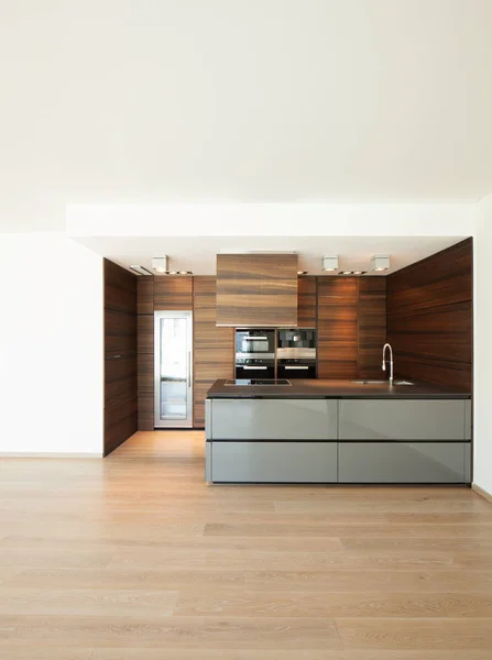 Brede bruine keuken in modern appartement — Stockfoto