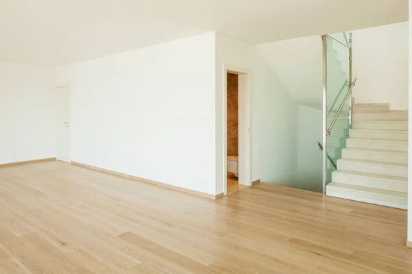 Chambre blanche vide avec escalier — Photo