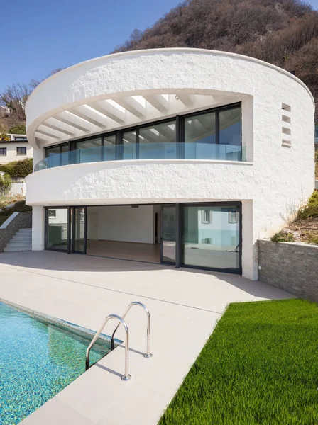 Witte huis, het zwembad is mooi — Stockfoto