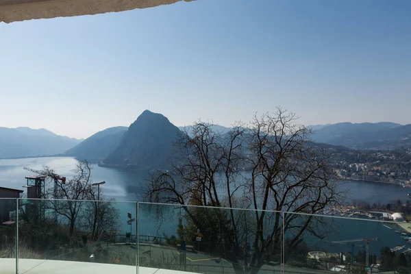 Вид на озеро Лугано с балкона — стоковое фото