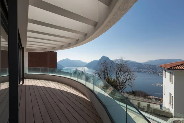 Uitzicht op het meer van Lugano vanaf balkon — Stockfoto