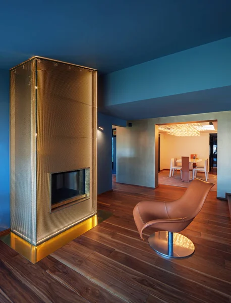 Modernes Wohnzimmer mit goldenem Kamin, niemand — Stockfoto