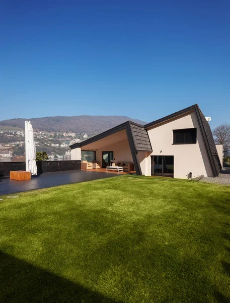Modern villa, exterior with lawn, nobody — Stock Photo, Image