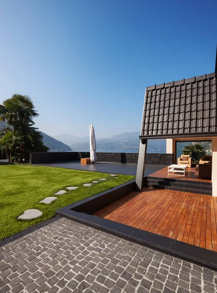 Moderne villa, buitenkant met gazon, niemand — Stockfoto