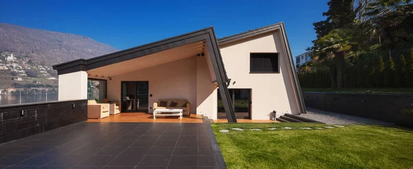 Modern villa, dış çim ile kimse — Stok fotoğraf
