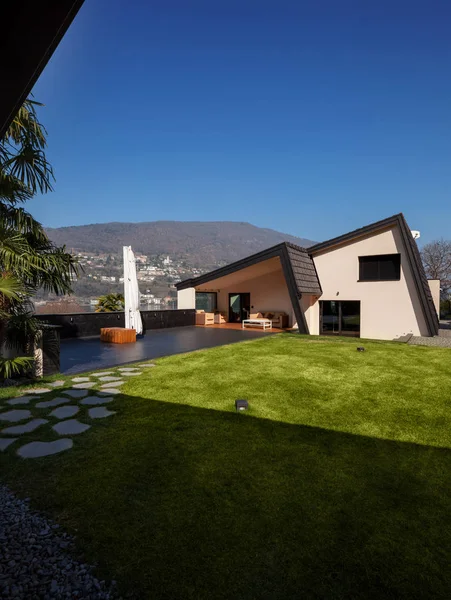 Modern villa, exterior with lawn, nobody — Stock Photo, Image