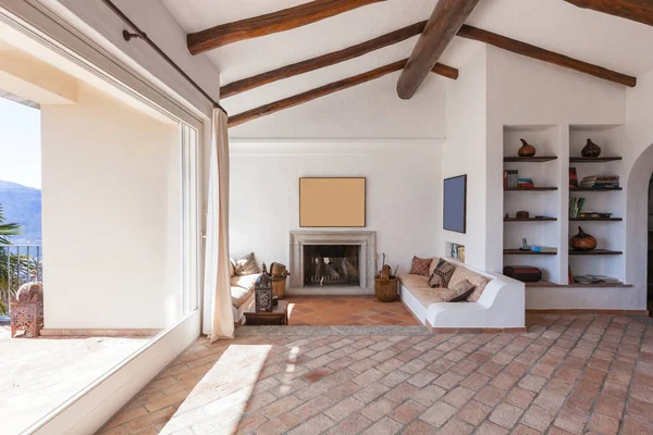 Salón amueblado con hermosas vigas de madera — Foto de Stock