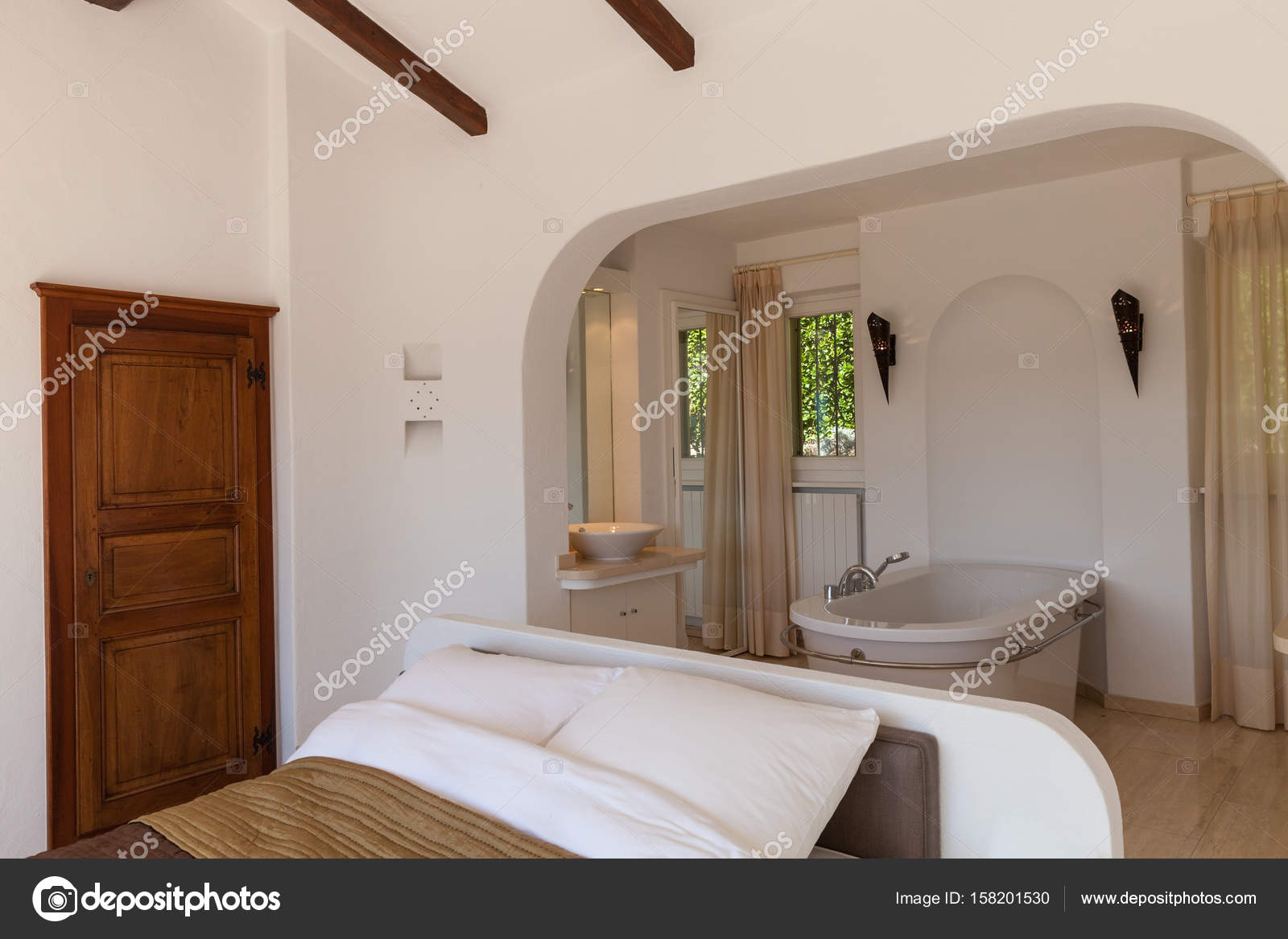Elegantes Schlafzimmer mit Badewanne — Stockfoto © Zveiger #158201530 Elegantes Schlafzimmer mit Badewanne — Stockfoto © Zveiger #158201530