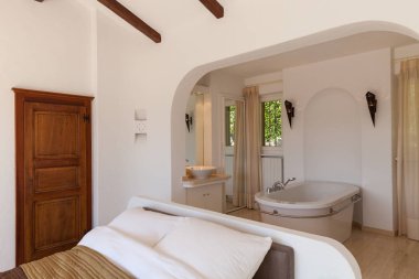 Şık yatak odası ve banyo