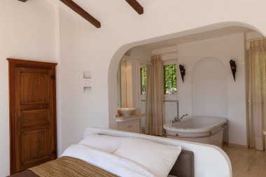 Şık yatak odası ve banyo