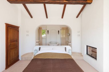 Şık yatak odası ve banyo