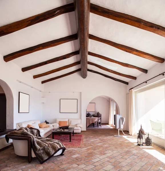 Salón amueblado con hermosas vigas de madera — Foto de Stock