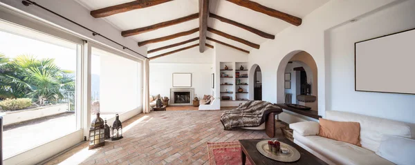 Vybavit obývací pokoj s krásnou trámy — Stock fotografie