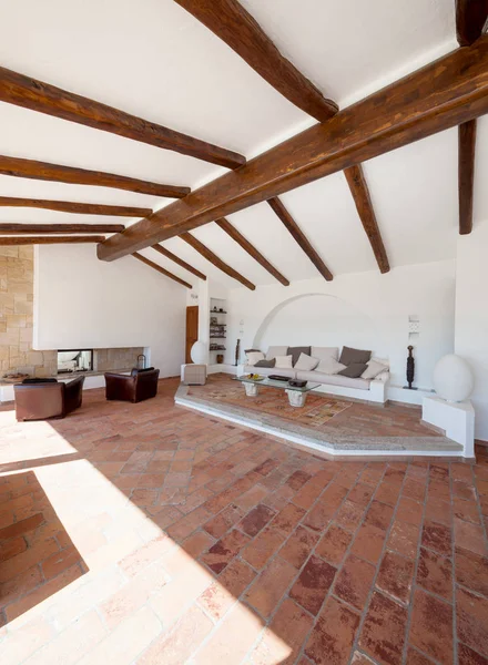 Salón amueblado con hermosas vigas de madera — Foto de Stock