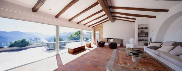 Salón amueblado con hermosas vigas de madera — Foto de Stock