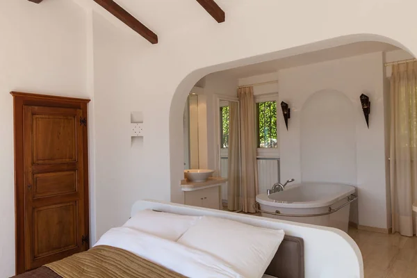 Elegantes Schlafzimmer mit Badewanne — Stockfoto