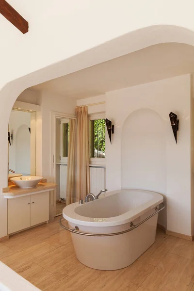 Elegantes Schlafzimmer mit Badewanne — Stockfoto