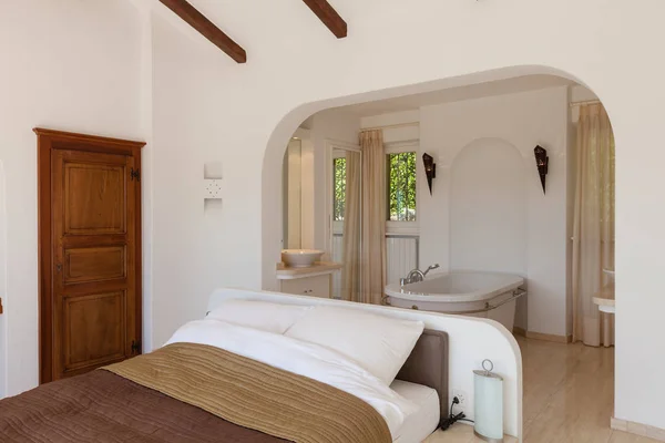 Elegante dormitorio con tubo de baño — Foto de Stock