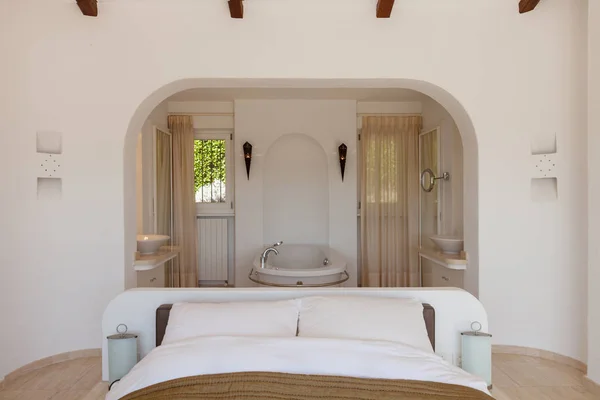 典雅的卧室浴管 — 图库照片