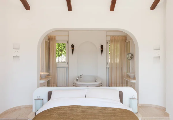 Элегантная спальня с ванной — стоковое фото